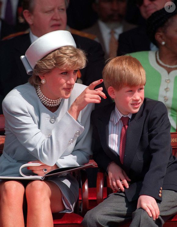 La princesse de Galles avec son fils cadet le prince Harry à Londres. 7/5/1995  © Martin Keene/PA Wire