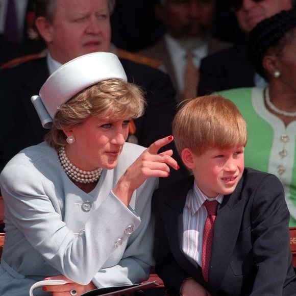 La princesse de Galles avec son fils cadet le prince Harry à Londres. 7/5/1995  © Martin Keene/PA Wire