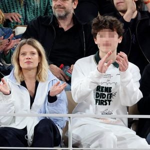 Le chanteur Raphaël, sa compagne Mélanie Thierry et leurs enfants Roman et Aliocha Haroche - Les célébrités dans les tribunes des Internationaux de France de tennis de Roland Garros 2024 à Paris, le 29 mai 2024. 
© Jacovides / Moreau / Bestimage