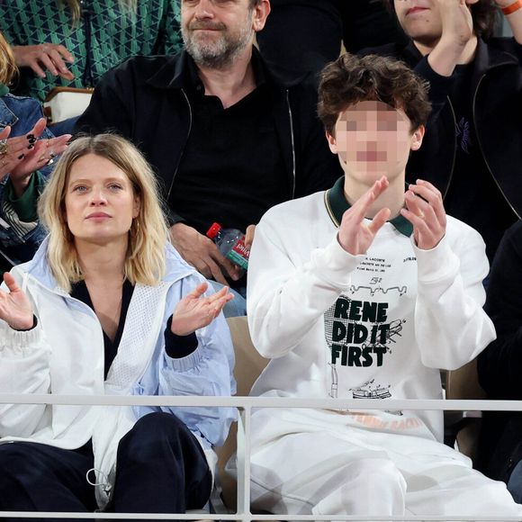 Le chanteur Raphaël, sa compagne Mélanie Thierry et leurs enfants Roman et Aliocha Haroche - Les célébrités dans les tribunes des Internationaux de France de tennis de Roland Garros 2024 à Paris, le 29 mai 2024. 
© Jacovides / Moreau / Bestimage