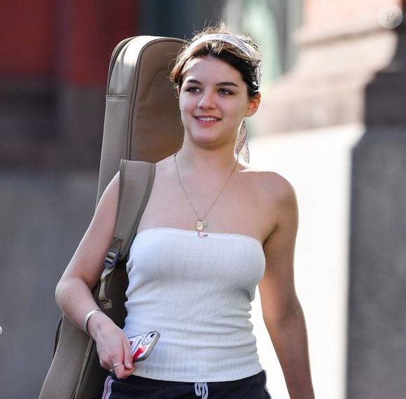 EXCLUSIF  - Suri Cruise reprend la guitare ! Vêtue d'un haut blanc sans bretelles et d'un short, Suri semble profiter d'une chaude journée d'été à New York. © Backgrid USA / Bestimage