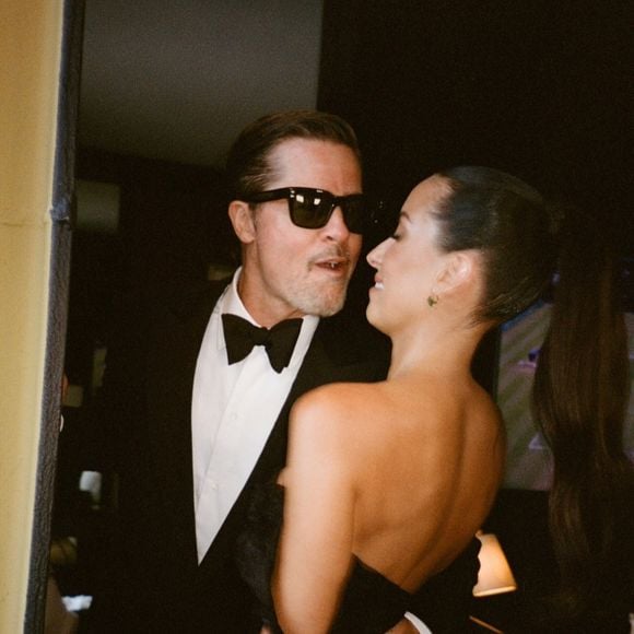 Leur coiffeuse Laurie-Anne Zanoletti a partagé des images inédites des coulisses de leur préparation.

Brad Pitt et Ines de Ramon ont assisté au mariage de Taylor Swift et Travis Kalce. Capture d'écran Instagram