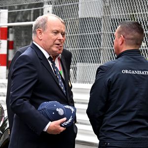 Le prince Albert II de Monaco sur la ligne d'arrivée du circuit du Grand prix de Monaco devant une Bugatti de 100 ans de la collection Schlumpf Mulhouse (Bugatti Royale T41) - 15ème Grand Prix de Monaco Historique en présence de Christophe Piochon, Président de Bugatti Automobiles.
© Bruno Bebert / Bestimage