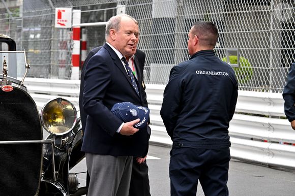 Le prince Albert II de Monaco sur la ligne d'arrivée du circuit du Grand prix de Monaco devant une Bugatti de 100 ans de la collection Schlumpf Mulhouse (Bugatti Royale T41) - 15ème Grand Prix de Monaco Historique en présence de Christophe Piochon, Président de Bugatti Automobiles.
© Bruno Bebert / Bestimage