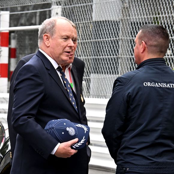 Le prince Albert II de Monaco sur la ligne d'arrivée du circuit du Grand prix de Monaco devant une Bugatti de 100 ans de la collection Schlumpf Mulhouse (Bugatti Royale T41) - 15ème Grand Prix de Monaco Historique en présence de Christophe Piochon, Président de Bugatti Automobiles.
© Bruno Bebert / Bestimage