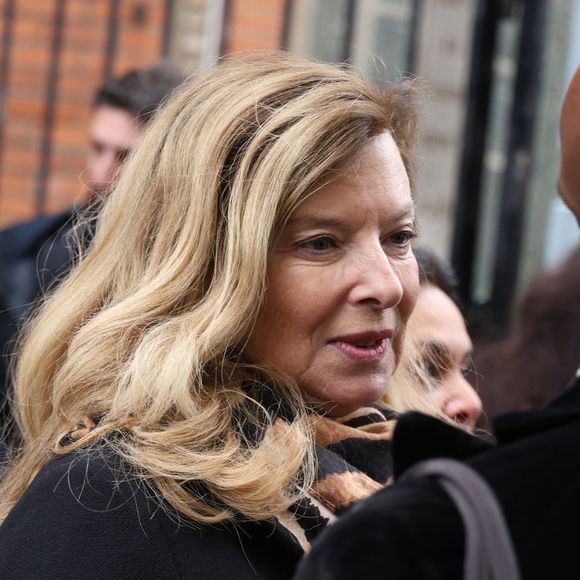 Valérie Trierweiler était aussi présente 

Exclusif - Valérie Trierweiler - Obsèques de Michel Michel en l'église Saint-Jean-de Montmartre à Paris le 16 octobre 2025. Michel Michel était le patron du légendaire du Banana Café à Paris. © Denis Guignebourg/Bestimage