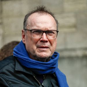 Semi-exclusif - Julien Lepers à la sortie des obsèques du producteur Humbert Ibach (Mémé Ibach), figure du disque et de la TV des années 70/90, en l’église Notre Dame d’Auteuil à Paris, France, le 12 mai 2025. © Christophe Clovis/Bestimage