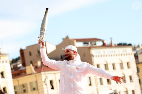 Jul lors de la cérémonie d'arrivée de la flamme olympique au Vieux-Port de Marseille, France, le 8 mai 2024. © Dominique Jacovides/Bestimage