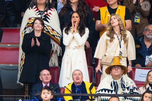 Meghan Markle, visiblement ravie, a été aperçue en train de danser et d’immortaliser l’instant avec son téléphone.

Le prince Harry et Meghan Markle assistent à la cérémonie d'ouverture des "Invictus Games Vancouver Whistler 2025" au Canada le 8 février 2025. Backgrid USA / Bestimage