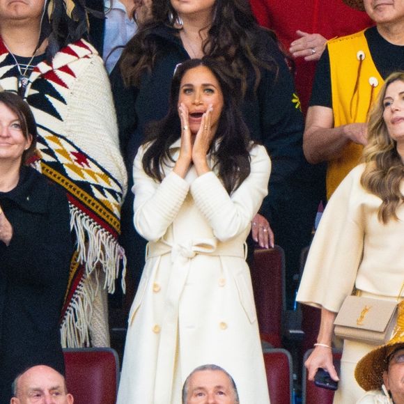 Meghan Markle, visiblement ravie, a été aperçue en train de danser et d’immortaliser l’instant avec son téléphone.

Le prince Harry et Meghan Markle assistent à la cérémonie d'ouverture des "Invictus Games Vancouver Whistler 2025" au Canada le 8 février 2025. Backgrid USA / Bestimage