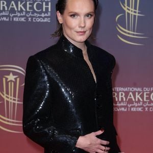 D'autres célébrités ont brillé sur le tapis rouge comme Ana Girardot, par exemple. 
Ana Girardot - Tapis rouge du 21ème Festival du film de Marrakech au Maroc le 2 Décembre 2024. © Dominique Jacovides/Bestimage