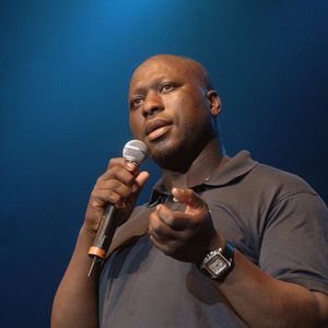L'humoriste français Mouss Diouf se produit lors du spectacle 'Rire Contre Le Racisme' au Zenith de Paris, France, le 03 juillet 2006. Photo by Giancarlo Gorassini/ABACAPRESS.COM