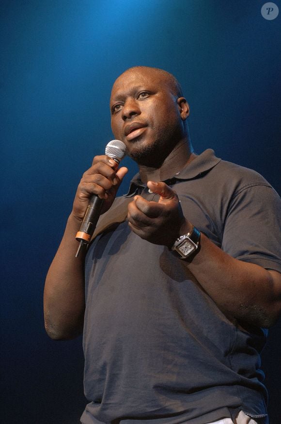 L'humoriste français Mouss Diouf se produit lors du spectacle 'Rire Contre Le Racisme' au Zenith de Paris, France, le 03 juillet 2006. Photo by Giancarlo Gorassini/ABACAPRESS.COM