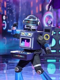 Mask Singer 8 : Bye bye le DJ, son aventure s'arrête juste avant la demi-finale ! Kev Adams est le seul enquêteur à avoir trouvé son identité