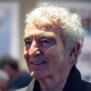 Discret sur sa vie privée, l’ancien sélectionneur entame ainsi un nouveau chapitre sentimental aux côtés de cette journaliste expérimentée passée par plusieurs grandes chaînes françaises.

Raymond Domenech participe à une rencontre Football passion lors du Festival Sport, Littérature et Cinéma à l'Institut Lumière à Lyon le 31/01/2026. © Sandrine Thesillat / PsnewZ / Bestimage