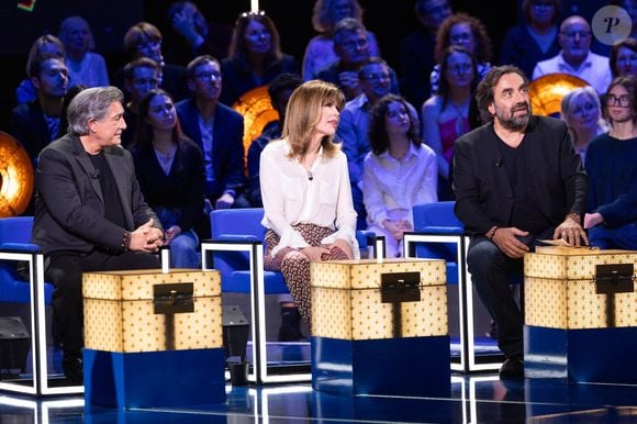 Exclusif - Frédéric François, André Manoukian, Isabelle Morizet (Karen Cheryl) lors de l'enregistrement de l'émission "La Boîte à secrets", présentée par F.Bollaert et diffusée le 16 janvier 2026 sur France 3, dans les studios du Lendit à Saint-Denis, France, le 16 décembre 2025. © Cyril Moreau/Bestimage