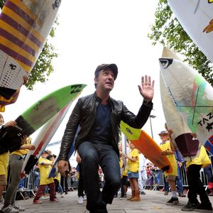 Le comédien y retrouve ses racines familiales et les paysages qui l'ont vu grandir...

Jean Dujardin - Présentation du film "Brice 3" au cinéma Rex d'Hossegor avec Jean Dujardin, Clovis Cornillac et les enfants du Hossegor Surf Club, le 25 septembre 2016. © Bernard-Dequier/Bestimage