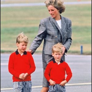 Archives - La princesse Diana avec les princes William et Harry à l'aéroport d'Aberdeen en 1989. ©ALPHA AGENCY / BESTIMAGE