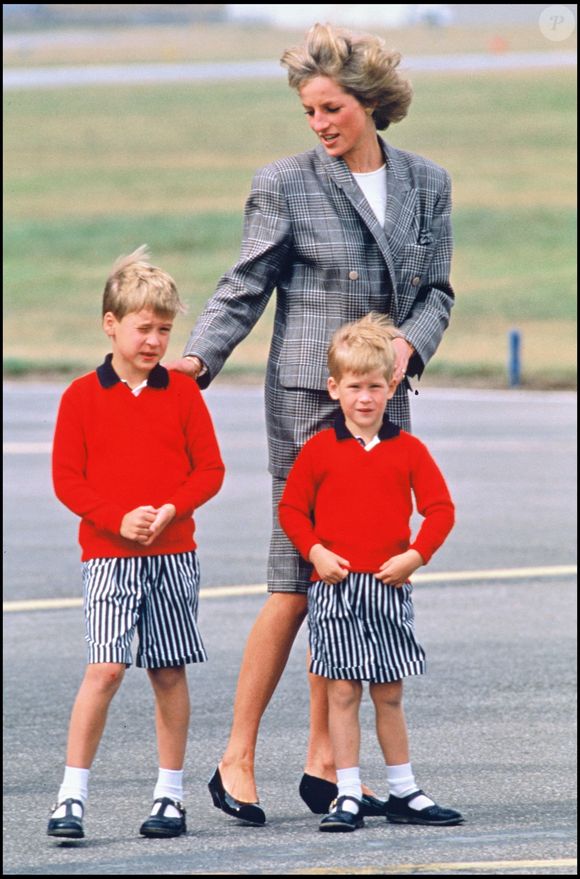 Archives - La princesse Diana avec les princes William et Harry à l'aéroport d'Aberdeen en 1989. ©ALPHA AGENCY / BESTIMAGE