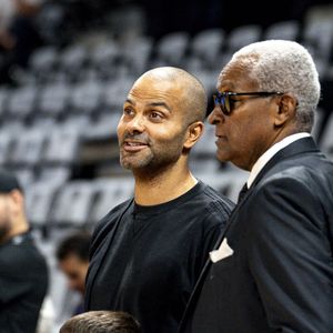 Selon le parquet de Lyon, une enquête a été ouverte pour rechercher les causes du décès après la découverte du corps de Tony Parker Senior dimanche soir à son domicile.

Tony Parker avec son fils Josh et son père Tony Parker Sr - Basket-ball : Betclic Elite - Villeurbanne Vs Nancy (115-71) à l’Astroballe de Villeurbanne le 28 septembre 2025. © Sandrine Thesillat / PsNewZ/Bestimage