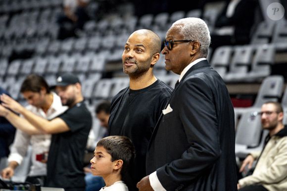Selon le parquet de Lyon, une enquête a été ouverte pour rechercher les causes du décès après la découverte du corps de Tony Parker Senior dimanche soir à son domicile.

Tony Parker avec son fils Josh et son père Tony Parker Sr - Basket-ball : Betclic Elite - Villeurbanne Vs Nancy (115-71) à l’Astroballe de Villeurbanne le 28 septembre 2025. © Sandrine Thesillat / PsNewZ/Bestimage