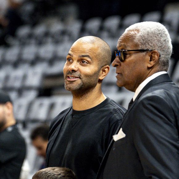 Selon le parquet de Lyon, une enquête a été ouverte pour rechercher les causes du décès après la découverte du corps de Tony Parker Senior dimanche soir à son domicile.

Tony Parker avec son fils Josh et son père Tony Parker Sr - Basket-ball : Betclic Elite - Villeurbanne Vs Nancy (115-71) à l’Astroballe de Villeurbanne le 28 septembre 2025. © Sandrine Thesillat / PsNewZ/Bestimage
