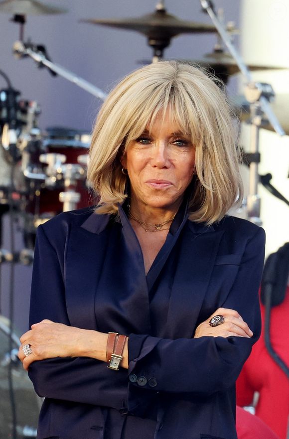Elle rappelle que quelques centimètres de cheveux en trop peuvent durcir les traits, tandis qu’un bon travail de texture redonne de la légèreté. 

Brigitte Macron - Réception de la France Music Week au Palais de l'Elysée dans le cadre de la Fête de la Musique à Paris le 20 Juin 2025. © Dominique Jacovides/Bestimage