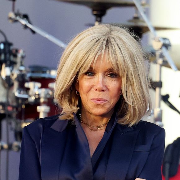 Elle rappelle que quelques centimètres de cheveux en trop peuvent durcir les traits, tandis qu’un bon travail de texture redonne de la légèreté. 

Brigitte Macron - Réception de la France Music Week au Palais de l'Elysée dans le cadre de la Fête de la Musique à Paris le 20 Juin 2025. © Dominique Jacovides/Bestimage