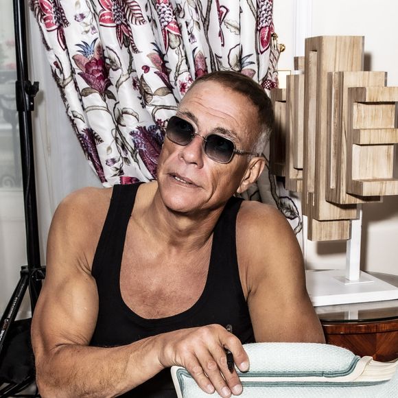 Jean-Claude Van Damme aurait perdu le contrôle de son véhicule, percutant une voiture en stationnement, avant de heurter un arbre, qui a chuté sur un autre véhicule

Exclusif - Jean-Claude Van Damme (JCVD) -  Enregistrement de  l'émission Clique X, avec pour invité JCVD (à l'hotel Le Bristol) , présentée par M.Achour et diffusée sur MyCanal en 3 parties à partir du 18 juin 2021. Paris, le 3 juin 2021
© Jack Tribeca / Bestimage