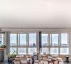 D'une surface habitable de 77 mètres carrés, ce bien d'exception s'ouvre sur un spectaculaire toit-terrasse privatif offrant une vue imprenable sur la capitale.

Architecture de collection - Capture d'écran - Dernière demeure de Claude François.