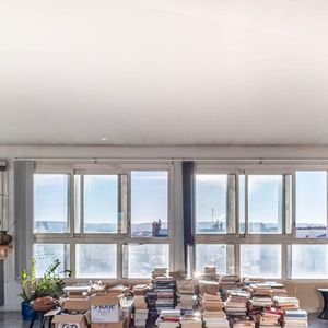 D'une surface habitable de 77 mètres carrés, ce bien d'exception s'ouvre sur un spectaculaire toit-terrasse privatif offrant une vue imprenable sur la capitale.
Architecture de collection - Capture d'écran - Dernière demeure de Claude François.