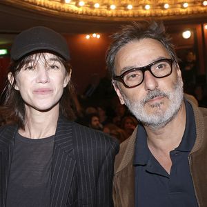 Charlotte Gainsbourg et son compagnon Yvan Attal sont ensemble depuis le début des années 1990
Charlotte Gainsbourg et son compagnon Yvan Attal - Soirée de mobilisation "L'Europe contre l'antisémitisme" au théâtre Antoine à Paris © Cédric Perrin/Bestimage