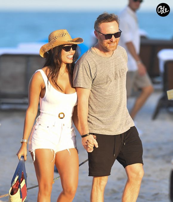 Malgré les rumeurs de séparation, David Guetta et sa compagne Jessica Ledon, plus amoureux que jamais, profitent d'une journée sur une plage de Miami avec leur chien le 19 février 2023.