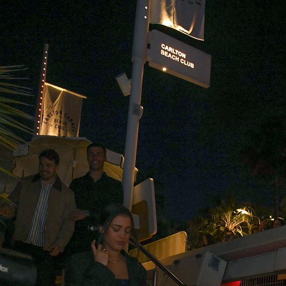 Antoine Dupont et l'ex Miss France Iris Mittenaere au photocall du Grand Dîner en toute intimité avec Dadju sur la plage de l'hôtel Carlton en marge du 78ème Festival International du Film de Cannes, France, le 17 mai 2025. © Lionel Urman/Bestimage