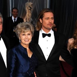 Jane, conseillère scolaire de métier, était très impliquée dans la vie de ses enfants et petits-enfants.

Angelina Jolie et Brad Pitt entourés de ses parents Jane et William, lors des Oscars en février 2012.© Abaca