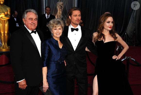 Jane, conseillère scolaire de métier, était très impliquée dans la vie de ses enfants et petits-enfants.

Angelina Jolie et Brad Pitt entourés de ses parents Jane et William, lors des Oscars en février 2012.© Abaca