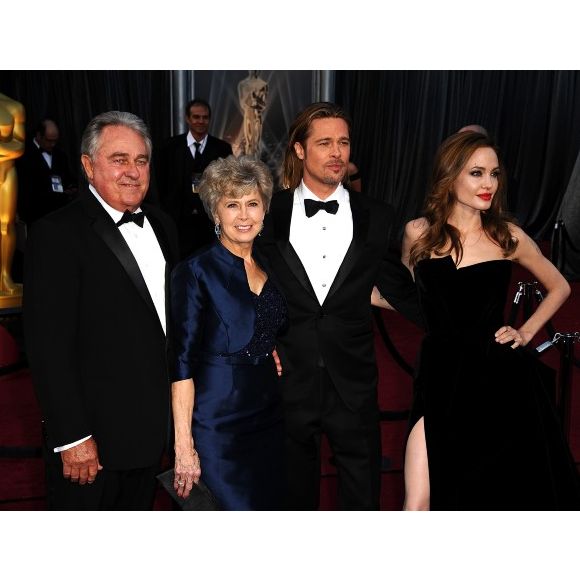 Jane, conseillère scolaire de métier, était très impliquée dans la vie de ses enfants et petits-enfants.

Angelina Jolie et Brad Pitt entourés de ses parents Jane et William, lors des Oscars en février 2012.© Abaca