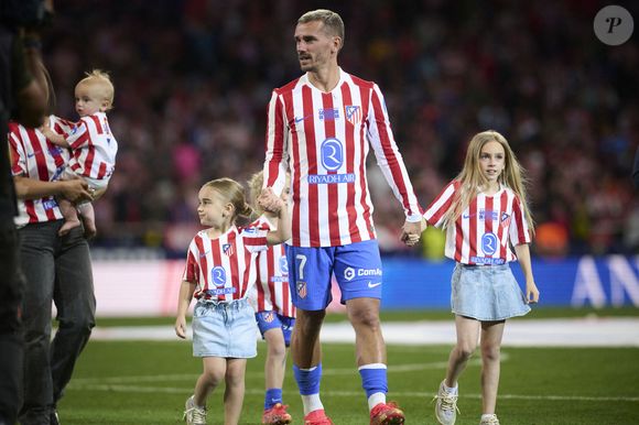 Atletico de Madrid Antoine Griezmann avec sa famille lors de son départ du club en tant que meilleur buteur de l'histoire après un match de Liga. 17 mai 2026. (ALTERPHOTOS/Ropero)