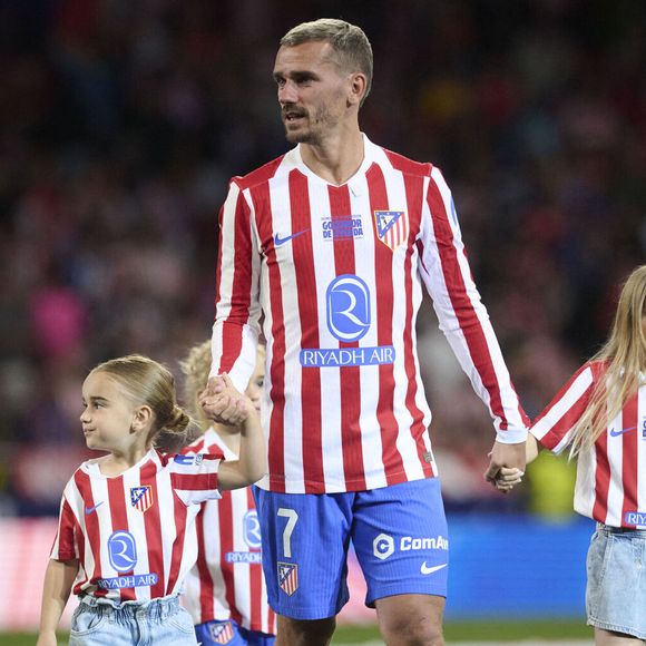 Atletico de Madrid Antoine Griezmann avec sa famille lors de son départ du club en tant que meilleur buteur de l'histoire après un match de Liga. 17 mai 2026. (ALTERPHOTOS/Ropero)