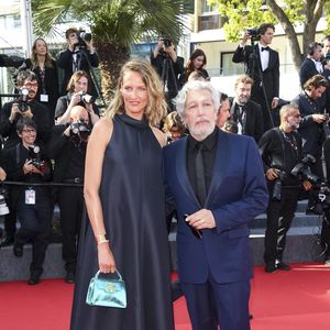 Alain Chabat et sa Femme Tiara Comte - Montée des marches du film « L’amour ouf » lors du 77ème Festival International du Film de Cannes, au Palais des Festivals à Cannes. Le 23 mai 2024. SGP / BESTIMAGE
