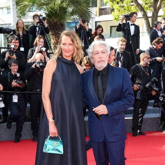 Alain Chabat et sa Femme Tiara Comte - Montée des marches du film « L’amour ouf » lors du 77ème Festival International du Film de Cannes, au Palais des Festivals à Cannes. Le 23 mai 2024. SGP / BESTIMAGE