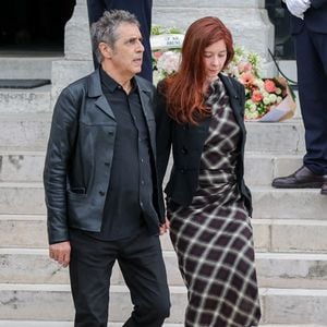 Julien Clerc et sa compagne Hélène Grémillon - Sortie des obsèques de l'auteure-compositrice-interprète et actrice française Françoise Hardy au crématorium du cimetière du Père-Lachaise à Paris, France, le 20 juin 2024. © Jacovides-Moreau/Bestimage