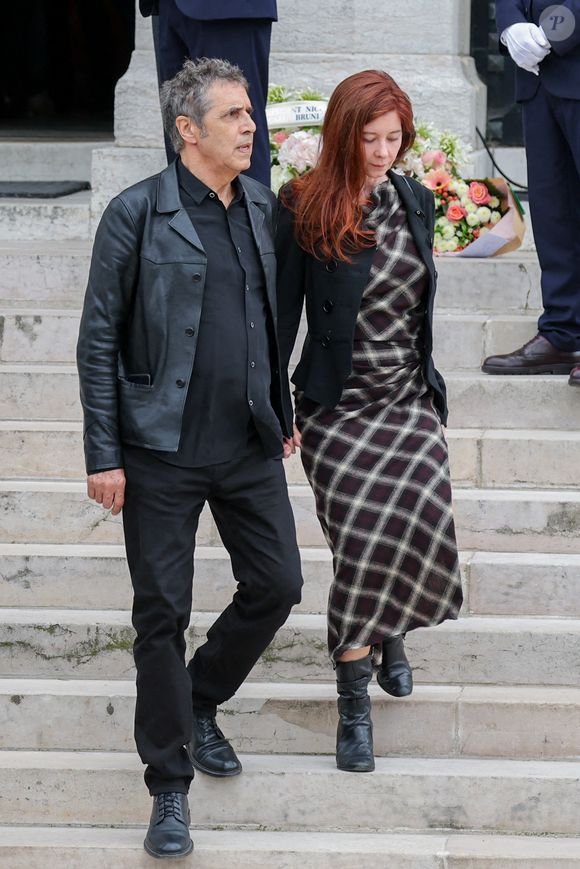 Julien Clerc et sa compagne Hélène Grémillon - Sortie des obsèques de l'auteure-compositrice-interprète et actrice française Françoise Hardy au crématorium du cimetière du Père-Lachaise à Paris, France, le 20 juin 2024. © Jacovides-Moreau/Bestimage