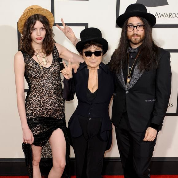 Sean Ono Lennon et Charlotte Kemp Muhl s'étaient rencontrés au festival Coachella en 2005, avant de former un couple à partir de 2007.

Yoko Ono, son fils Sean Lennon avec sa compagne Charlotte Kemp Muhl - 56eme ceremonie des Grammy Awards a Los Angeles le 26 janvier 2014.