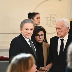 Très ému, l’animateur de 82 ans a reçu cette distinction entouré de sa famille et de ses proches, dont son épouse Dany Saval.

Exclusif -  Michel Drucker, Rachida Dati et Philippe, Labro . M.Drucker reçoit la médaille de Commandeur de la Légion d’honneur par le président de la République Française Emmanuel Macron au palais de l'Elysée à Paris, le 13 février 2025.
© Guillaume Gaffiot / Bestimage