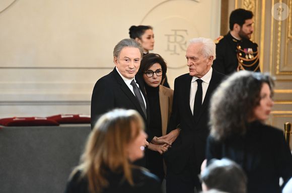 Très ému, l’animateur de 82 ans a reçu cette distinction entouré de sa famille et de ses proches, dont son épouse Dany Saval.

Exclusif -  Michel Drucker, Rachida Dati et Philippe, Labro . M.Drucker reçoit la médaille de Commandeur de la Légion d’honneur par le président de la République Française Emmanuel Macron au palais de l'Elysée à Paris, le 13 février 2025.
© Guillaume Gaffiot / Bestimage