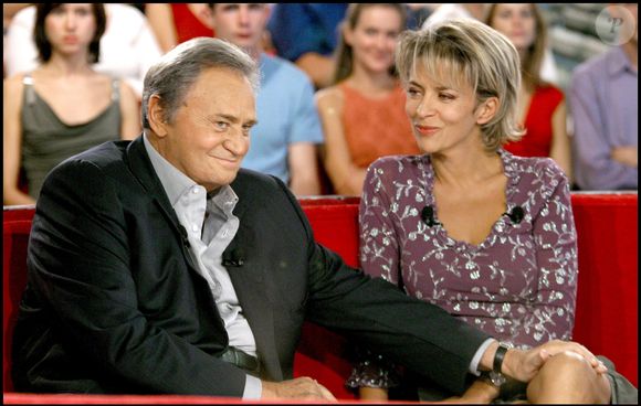 Roger Hanin et Corinne Touzet sur le plateau de la 200e de "Vivement Dimanche" en 2003 à Paris.