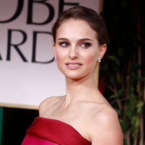 Natalie Portman arrive à la 69e cérémonie annuelle des Golden Globe Awards qui se tient à l'hôtel Beverly Hilton à Beverly Hills, Los Angeles, CA, USA, le 15 janvier 2012. Photo par Hubert Boesl/DPA/ABACAPRESS.COM