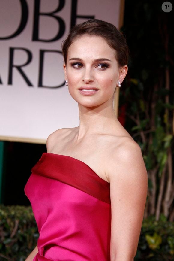 Natalie Portman arrive à la 69e cérémonie annuelle des Golden Globe Awards qui se tient à l'hôtel Beverly Hilton à Beverly Hills, Los Angeles, CA, USA, le 15 janvier 2012. Photo par Hubert Boesl/DPA/ABACAPRESS.COM