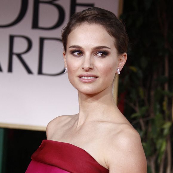 Natalie Portman arrive à la 69e cérémonie annuelle des Golden Globe Awards qui se tient à l'hôtel Beverly Hilton à Beverly Hills, Los Angeles, CA, USA, le 15 janvier 2012. Photo par Hubert Boesl/DPA/ABACAPRESS.COM